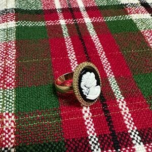 Elegant Gold and Black Cameo Ring- costume jewelry size 7